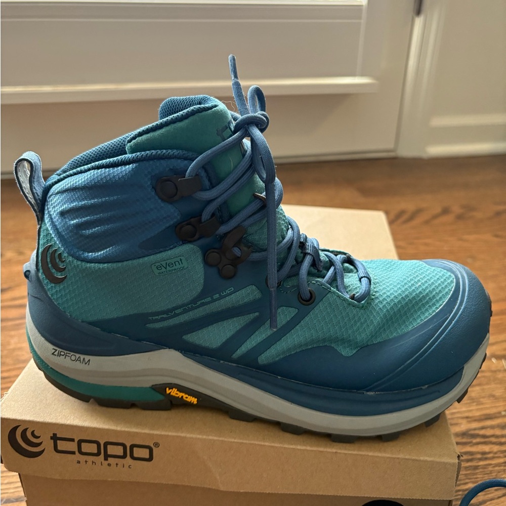 New in box nib topo hiking boots. 7.5 Travel entire 2 WP. Ocean/blue color
